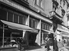 Magyarország, Budapest VII., Erzsébet (Lenin) körút 28., 1957, UVATERV, kereskedelem, kirakat, zöldséges, ruhaüzlet, Budapest, Fortepan #9143