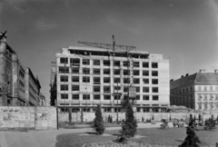 Magyarország, Budapest V., az Apáczai Csere János utcában épülő ÁMTI (később UVATERV-MÉLYÉPTERV) székház a Dunakorzóról nézve., 1951, UVATERV, Budapest, építkezés, Fortepan #91443