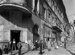 Magyarország, Budapest VII., Erzsébet (Lenin) körút 30., 1957, UVATERV, újságárus, épületkár, Ofotért, Budapest, létra, graffiti, sarokerkély, Fortepan #9145