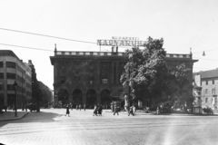 Magyarország, Budapest VIII., Blaha Lujza tér, Corvin Áruház (Budapesti Nagyáruház)., 1951, UVATERV, járókelő, utcakép, életkép, hirdetőoszlop, telefonfülke, benzinkút, sínpálya, Budapest, bevásárlóközpont, Reiss Zoltán-terv, Fortepan #91460