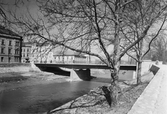 Hungary, Győr, Radó-sziget, szemben a Rába folyó feletti Kettős híd és a Rát Mátyás tér házai., 1954, UVATERV, bridge, shore, Fortepan #91473