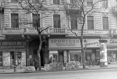 Magyarország, Budapest VII., Erzsébet (Lenin) körút 15., 1959, UVATERV, plakát, cégtábla, hirdetőoszlop, tégla, Édességbolt, Budapest, Fortepan #9149