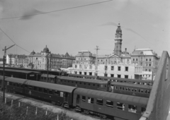 Magyarország, Győr, a vasútállomás építkezése a Baross (Lenin) hídról nézve, háttérben a Városháza., 1955, UVATERV, vasút, építkezés, pályaudvar, vasútállomás, középület, helységnév tábla, neobarokk stílus, Hübner Jenő-terv, Fortepan #91498