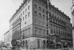 Hungary, Budapest V., Nádor utca 12., Döring-ház (később Hild József Általános Iskola), 1954, UVATERV, Budapest, cornerhouse, scaffolding, Fortepan #91507