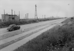 Magyarország, Kazincbarcika, a 26-os főút, háttérben a szénosztályozómű és a Borsodi Hőerőmű., 1955, UVATERV, Skoda 1101/1102 Tudor, rendszám, Fortepan #91516