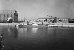 Magyarország, Csepeli Szabadkikötő, Budapest XXI., Tisza (1937) folyam-tengeri áruszállító csavaros motorhajó, balra a Gabonatárház., 1955, UVATERV, hajó, daru, kikötő, Tisza-hajó, Budapest, Fortepan #91524