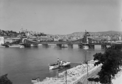 Magyarország, Budapest V., a Széchenyi Lánchíd újjáépítése a Vigadó (Molotov) tér felől nézve., 1949, UVATERV, hajó, építkezés, látkép, hídépítés, gőzhajó, Budapest, függőhíd, William Tierney Clark-terv, Fortepan #91538