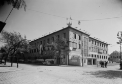 Magyarország, Budapest XIII., Szabolcs utca 17., MÁVAUT központ., 1949, UVATERV, zászló, MÁVAUT-szervezet, politikai dekoráció, vörös csillag, automobil, Budapest, Fortepan #91540