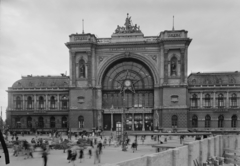 Magyarország, Budapest VIII., Baross tér, Keleti pályaudvar., 1952, UVATERV, óra, utcakép, életkép, vörös csillag, vasútállomás, eklektikus építészet, Budapest, Rochlitz Gyula-terv, Fortepan #91587