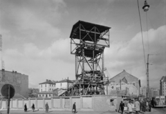 Magyarország, Budapest I., Margit körút (Mártírok útja) - Lövőház utca sarok, a metróépítés területe., 1952, UVATERV, közlekedés, autóbusz, zászló, építkezés, járókelő, utcakép, életkép, MÁVAG-márka, buszmegálló, vörös csillag, pavilon, virágárus, MÁVAG Tr5, metróépítés, Budapest, Fortepan #91591