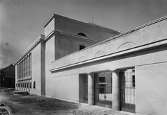 Magyarország, Budapest XIII., Garam utca a Kárpát utca felé nézve. Jobbra a Pártgarázs (később Közlekedési és Műszaki Vállalat)., 1953, UVATERV, épület, garázs, Budapest, főbejárat, Fortepan #91599