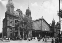 Magyarország, Budapest VI., Nyugati pályaudvar., 1953, UVATERV, műemlék, óra, utcakép, építészet, pályaudvar, vasútállomás, torony, vasszerkezet, Budapest, Gustave Eiffel-terv, Rákosi-címer, Fortepan #91605