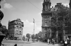 Magyarország, Budapest VI., Teréz (Lenin) körút a Nyugati pályaudvar előtt, balra a Westend-ház., 1953, UVATERV, autóbusz, cégtábla, magyar gyártmány, kandeláber, Ikarus-márka, MÁVAG-márka, cukrászda, lámpaoszlop, MÁVAG Tr5, Budapest, Gustave Eiffel-terv, Fortepan #91607