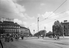 Magyarország, Budapest V.,Budapest VI.,Budapest XIII., Nyugati (Marx) tér a Bajcsy-Zsilinszky útról a Váci út felé nézve., 1953, UVATERV, forgalom, óra, teherautó, neonreklám, lámpaoszlop, vörös csillag, villamosmegálló, Tatra 87, Budapest, sínpálya, Fortepan #91608