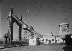 Magyarország, Budapest V., a lerombolt Erzsébet híd pesti hídfője., 1953, UVATERV, háborús kár, hídpillér, építkezés, hídroncs, hídépítés, hídfő, állvány, vasszerkezet, eklektikus építészet, Budapest, Duna-híd, Kherndl Antal-terv, Czekelius Aurél-terv, Fortepan #91615