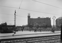 Magyarország, Budapest XII.,Budapest II., Széll Kálmán (Moszkva) tér, szemben a Postapalota., 1955, UVATERV, óra, utcakép, életkép, villamos, büfé, lámpaoszlop, vörös csillag, pavilon, gomba, Budapest, postahivatal, Sándy Gyula-terv, Fortepan #91640