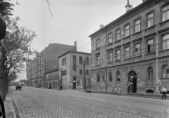 Magyarország, Budapest XIII., Dráva utca a Váci út felé nézve, jobbra a Visegrádi utca., 1955, UVATERV, lovaskocsi, utcakép, kockakő, Budapest, sínpálya, Fortepan #91641