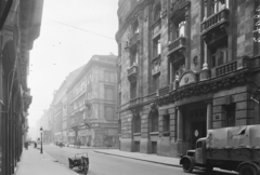 Magyarország, Budapest V., Nádor utca az Arany János utca felől a József nádor tér felé nézve., 1955, UVATERV, teherautó, utcakép, életkép, tricikli, lámpaoszlop, OTP, Budapest, Rába Super, Rába-márka, Fortepan #91643