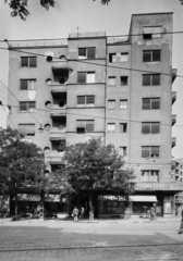 Magyarország, Budapest XI., Fehérvári út, jobbra Móricz Zsigmond körtér., 1956, UVATERV, Budapest, modern építészet, lapostető, árnyékoló, villamossági szaküzlet, Fortepan #91660