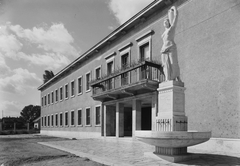 Magyarország, Budapest IX., Kvassay Jenő út 1., a VITUKI udvara, "Korsós nő" díszkút (Pándi Kiss János alkotása)., 1956, UVATERV, szobor, Budapest, meztelen alak, Fortepan #91664