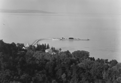 Magyarország,Balaton, Tihany, kikötő az apátságtól nézve., 1959, UVATERV, hajó, kilátás, hajóállomás, Fortepan #91707