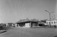 Magyarország, Sümeg, Flórián tér, autóbusz-pályaudvar., 1961, UVATERV, Ikarus-márka, GAZ M21 Volga, buszpályaudvar, helységnév tábla, Fortepan #91765