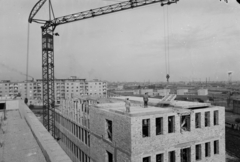 Magyarország, Budapest IX., Távíró utca 3-5., a Ferenc távbeszélőközpont építése az Üllői út és a Száva utca felé nézve., 1961, UVATERV, Budapest, építkezés, toronydaru, kőbánya, iskola, Fortepan #91775