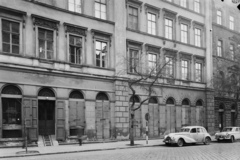 Magyarország, Budapest V., Szent István tér, a Bajcsy-Zsilinszky út és a Hercegprímás (Alpári Gyula) utca közötti épületek., 1961, UVATERV, utcakép, Moszkvics-márka, kockakő, jelzőtábla, EMW 340, Budapest, Moszkvics 407, Fortepan #91776