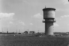 Magyarország, Tiszaújváros, (Tiszaszederkény), középen a vasútállomás, balra a háttérben a Szederkényi úti magasház., 1962, UVATERV, víztorony, Fortepan #91785