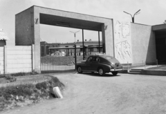 Magyarország, Ajka, a Hőerőmű bejárata, jobb oldalon a Bányászok című dombormű (Kóthay Nándor, 1963.)., 1963, UVATERV, taxi, dombormű, automobil, erőmű, rendszám, FSO Warszawa, Fortepan #91825