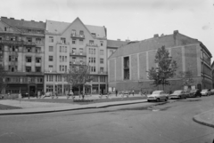 Magyarország, Budapest V., Szervita (Martinelli) tér a Városház utcából nézve. Szemben a Fehér Hajó utca házai, jobbra a Bárczy István utca., 1963, UVATERV, játszótér, Trabant-márka, teherautó, Skoda-márka, Mercedes-márka, Wartburg-márka, Csepel-márka, pad, automobil, Skoda Octavia, Moszkvics 407, Wartburg 311/312, rendszám, Trabant 600, Simca Aronde, Budapest, Fortepan #91848