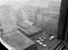 Magyarország, Budapest VII., Dob utca 75-81., a KPM (Közlekedés- és Postaügyi Minisztérium) udvara. Szemben a Csengery utca 12. hátsó frontja. Jobbra a Hársfa utca épületei., 1964, UVATERV, udvar, háztető, GAZ M21 Volga, furgon, Budapest, Fortepan #91865