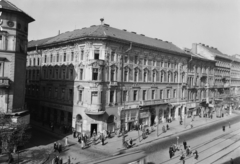 Magyarország, Budapest VII., Erzsébet (Lenin) körút, balra a Wesselényi utca., 1957, UVATERV, utcakép, villamosmegálló, fényképész, Ibusz, ruhaüzlet, Ofotért, Budapest, Fortepan #91871