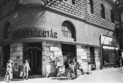 Magyarország, Budapest VII., Wesselényi utca - Erzsébet (Lenin) körút sarok., 1957, UVATERV, gyógyszertár, újságárus, Budapest, Fortepan #91881