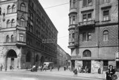 Magyarország, Budapest VII., Erzsébet (Lenin) körút, szemben a Wesselényi utca., 1957, UVATERV, autóbusz, utcakép, gyógyszertár, oldalkocsis motorkerékpár, újságárus, Budapest, Fortepan #91882