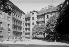 Magyarország, Budapest VIII., a Fiumei (Mező Imre) út 21-23. udvara, jobbra a tető felett az OTI székház tornya látszik., 1957, UVATERV, Budapest, épületdísz, bérház, Fortepan #91890