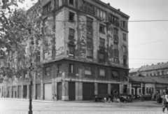 Magyarország, Budapest VIII., Teleki László tér - Dobozi utca sarok., 1957, UVATERV, szekér, lovaskocsi, utcakép, életkép, postaláda, kockakő, utcanévtábla, Bizományi Áruház Vállalat, Budapest, Fortepan #91892