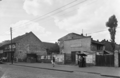 Magyarország, Budapest XX., Pesterzsébet., 1957, UVATERV, plakát, cégtábla, járókelő, utcakép, életkép, kockakő, pavilon, fényképész, kárpitos, Budapest, könyvárus, Fortepan #91893