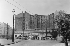 Magyarország, Budapest VII., Baross tér, balra a Rákóczi út., 1957, UVATERV, vendéglő, cégtábla, lovaskocsi, utcakép, életkép, villamos, hirdetőoszlop, telefonfülke, lámpaoszlop, kockakő, szódás, fényképész, óra-ékszer, lottózó, Budapest, üveg-porcelán bolt, Fortepan #91896