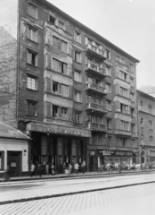 Magyarország, Budapest VIII., Népszínház utca, Csokonai mozi., 1957, UVATERV, cégtábla, járókelő, utcakép, életkép, kockakő, mozi, járdasziget, Bizományi Áruház Vállalat, Budapest, Fortepan #91900