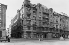 Magyarország, Budapest VIII., Baross utca 127., Szeszgyár utca sarok., 1957, UVATERV, cégtábla, utcakép, asztal, kockakő, kézikocsi, fotel, Budapest, Fortepan #91902