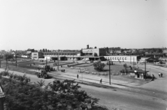 Magyarország, Nyíregyháza, Állomás tér, vasútállomás, előtte a villamos és keskeny-nyomtávú vasút végállomás., 1960, UVATERV, park, teherautó, életkép, villamos, Fortepan #91925