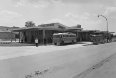 Magyarország, Gyöngyös, Koháry út (Április 4. körút), autóbusz-pályaudvar., 1960, UVATERV, magyar gyártmány, életkép, Ikarus-márka, rendőr, MÁVAUT-szervezet, lámpaoszlop, Ikarus 30, buszpályaudvar, helységnév tábla, autóbuszállomás, Fortepan #91929