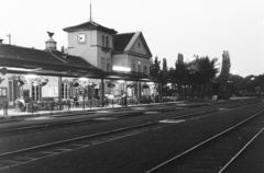 Magyarország, Balatonalmádi, vasútállomás., 1960, UVATERV, óra, este, utasellátó, neon lámpa, Fortepan #91946