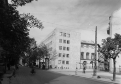 Magyarország, Budapest V., Kecskeméti utca az Egyetem tér felé nézve, jobbra a Magyar utca., 1954, UVATERV, utcakép, hirdetőoszlop, buszmegálló, szemetes, Budapest, Fortepan #91976