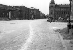 Magyarország, Győr, Révai Miklós utca, balra a vasútállomás, jobbra a Városháza., 1950, UVATERV, utcakép, hirdetőoszlop, rom, lámpaoszlop, pályaudvar, kockakő, vasútállomás, zöldséges, neobarokk stílus, Pfaff Ferenc-terv, Hübner Jenő-terv, Fortepan #92004