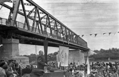 Magyarország, Polgár, a Tisza híd avató ünnepsége 1950. október 1-én, a szónok Bebrits Lajos közlekedés- és postaügyi miniszter., 1950, UVATERV, híd, Tisza-híd, avatás, ünnepség, politika, mikrofon, zászlódísz, Fortepan #92005