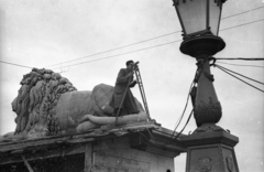 Magyarország, Budapest V., pesti hídfő oroszlánja az újjáépített Széchenyi Lánchíd átadása előtt., 1949, UVATERV, oroszlán, hídfő, földmérő, szintező, kőoroszlán, Budapest, Duna-híd, díszlámpa, Fortepan #92014