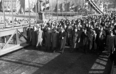 Magyarország, Budapest, a Széchenyi Lánchíd, háttérben a Széchenyi István (Roosevelt) tér. Az újjáépített híd átadási ünnepsége, a menet élén Vas Zoltán, Dobi István, Rákosi Mátyás, Gerő Ernő, Bebrits Lajos, cigarettával Kádár János, mögötte szemüveggel Kállai Gyula., 1949, UVATERV, híres ember, tömeg, ünnepség, politika, függőhíd, Duna-híd, zászlódísz, politikus, William Tierney Clark-terv, Fortepan #92018