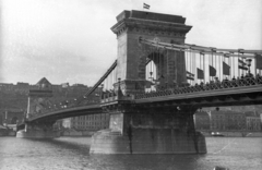 Magyarország, Budapest V., az újjáépített Széchenyi Lánchíd a pesti hídfőtől a budai Vár és a Bem (Mónus Illés) rakpart felé nézve., 1949, UVATERV, híd, látkép, Budapest, függőhíd, Duna-part, Duna-híd, zászlódísz, Rákosi-címer, William Tierney Clark-terv, Fortepan #92025